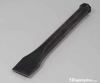 El cincel es una barra de metal o madera y sirve para moldear o romper objetos.