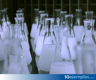 El agua es el disolvente universal en las disoluciones de laboratorio.