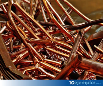 El cobre tiene entre otras propiedades maleabilidad y ductilidad.