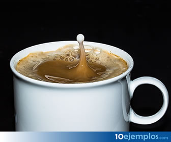 En el café con leche, el extracto del café actúa como el soluto.